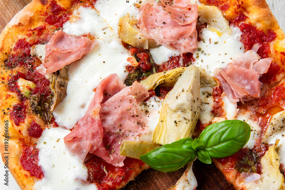 Deliziosa pinsa romana condita con prosciutto cotto e carciofi, cibo italiano Deliziosa pinsa romana condita con prosciutto cotto e carciofi, cibo italiano