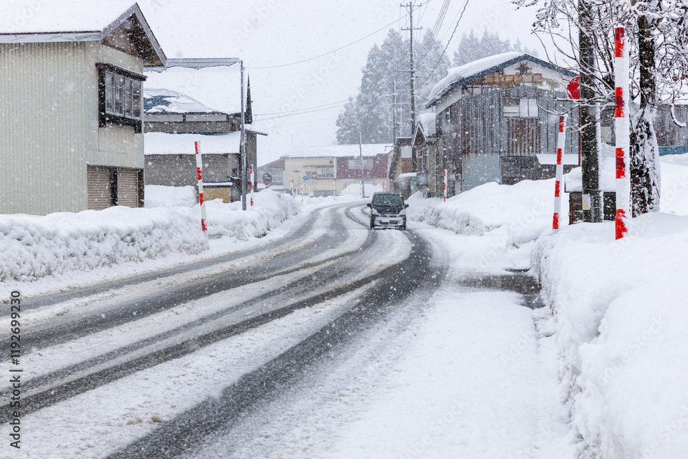 Naklejka premium 田舎の道路の雪景色