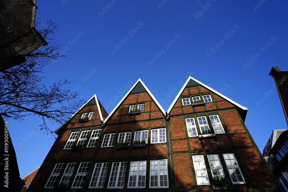 Fachwerkhäuser mit Backstein und Spitzgiebel mit weißer Kontur vor blauem Himmel bei Sonnenschein am Spiekerhof in der Altstadt von Münster in Westfalen in Münsterland Fachwerkhäuser mit Backstein und Spitzgiebel mit weißer Kontur vor blauem Himmel bei Sonnenschein am Spiekerhof in der Altstadt von Münster in Westfalen in Münsterland