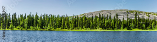 Bergsee vor dem Gipfel Luosto iim Nationalpark Pyhä-Luostoin  Finnland