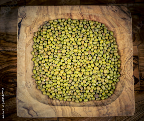 Mungobohnen Vigna radiata auf Olivenholz photo