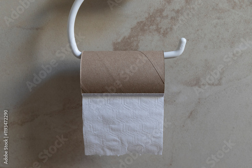 Photos rollo de papel higiénico vacío con la ultima hoja colgando