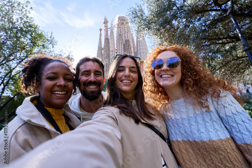 Canvas Print Multiracial group of happy tourists taking a selfie in Barcelona with sagrada familia in the background