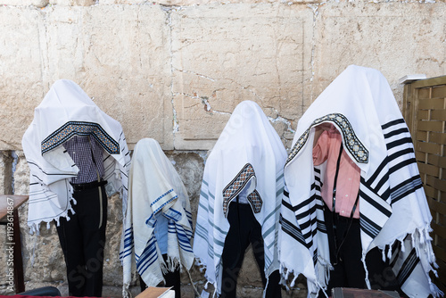 Fotografia Cohanim or Jewish priests cover their heads with their prayer shawls and recite a special blessing for God's protection of  the Jewish people