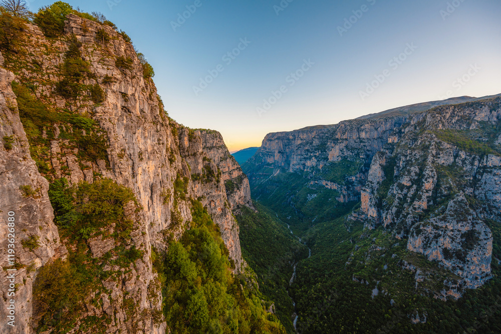 Naklejka premium Vikos Gorge from the Oxya Viewpoint in the national park in Vikos-Aoos in zagori, northern Greece. Nature landscape