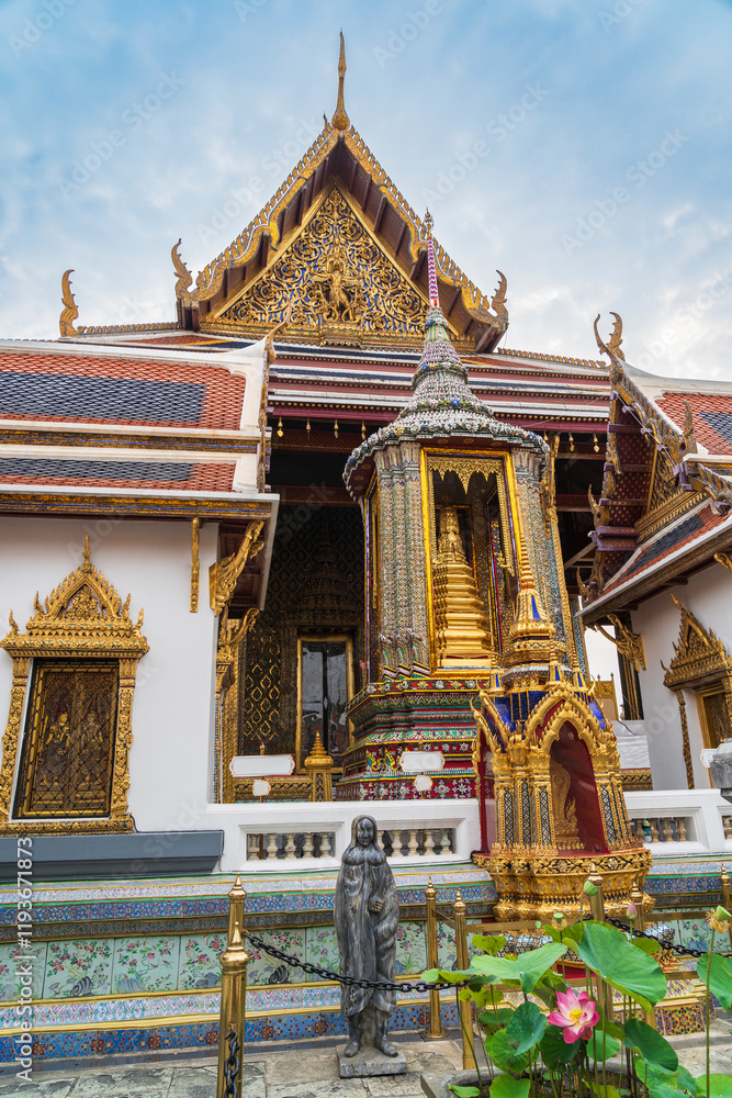 Fototapeta premium Grand Palace and the Temple of the Emerald Buddha - Wat Phra Kaew