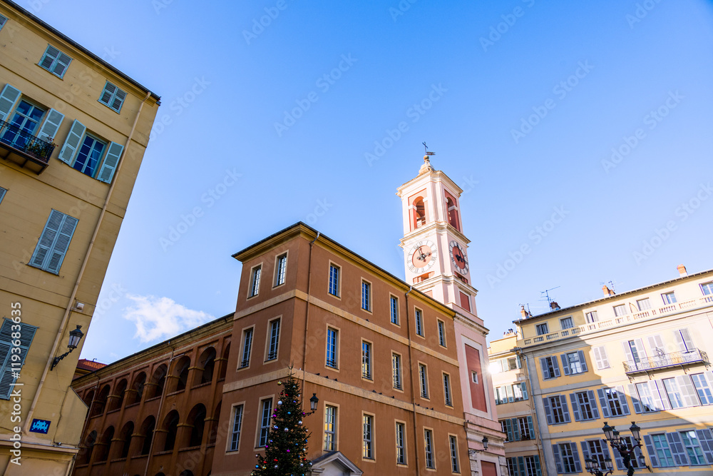 Fototapeta premium La Tour de l'Horloge dans les rues de la vieille ville de Nice en France