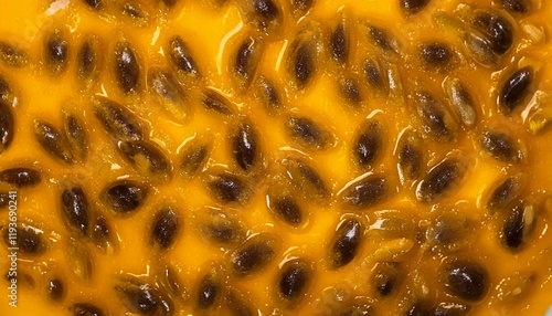 Geleia de maracujá em pote com colher