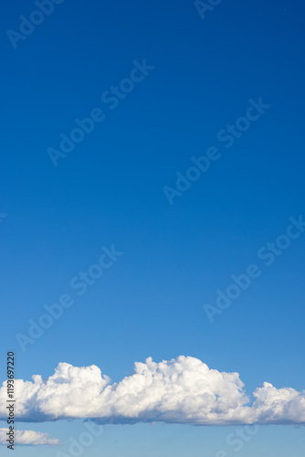 Fotografia Peaceful Blue Sky with Fluffy Clouds