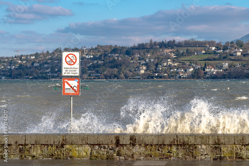 Grosse bise hivernale sur les quai de Genève photo