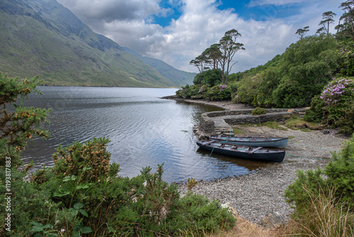 Konstfotografi These skiffs await passengers at Doo Lough.