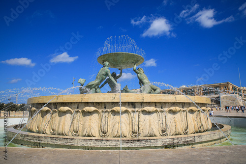 Obraz na płótnie Valletta, Malta. Triton Fountain, water fountain with sculptures w salonie