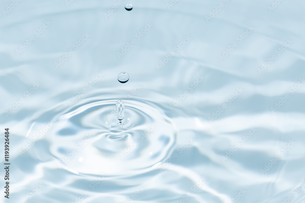 水面に落ちる水滴. 水面に落ちる水滴.