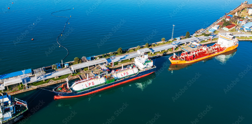 Ταπετσαρία LPG tankers moored at industrial marine terminal for cargo loading, showcasing global energy logistics and maritime transportation infrastructure