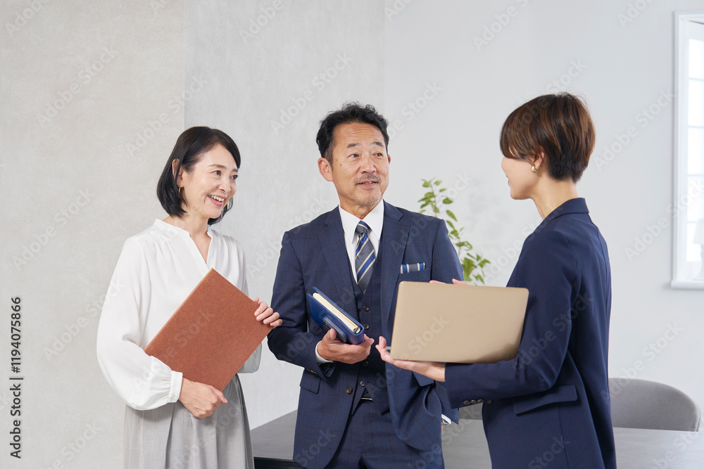 オフィスで会話するビジネスウーマンとビジネスマン