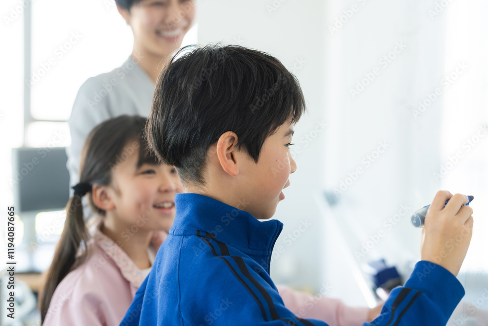 教室で授業を受ける小学生 撮影協力:学校法人電波学園 東京電子専門学校 教室で授業を受ける小学生 撮影協力:学校法人電波学園 東京電子専門学校