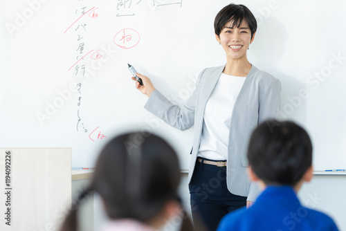 Cuadro en lienzo 教室で授業をする教師　撮影協力：学校法人電波学園　東京電子専門学校