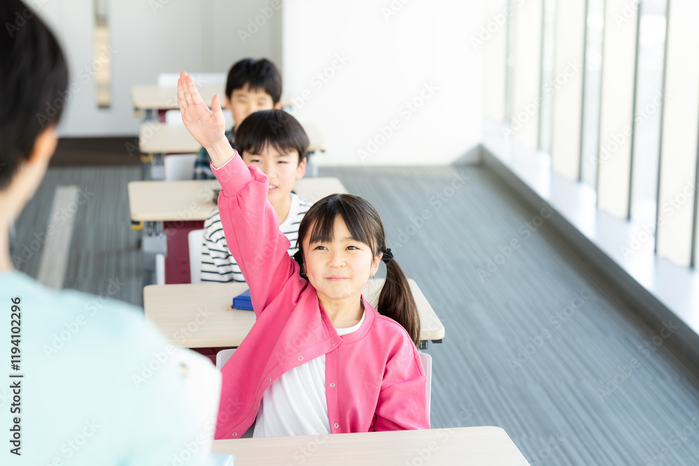 Fototapeta premium 教室で挙手する小学生の授業イメージ 撮影協力：学校法人電波学園 東京電子専門学校