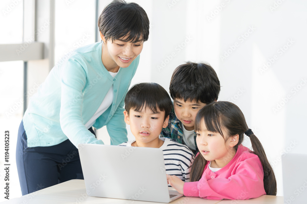 教室でパソコンを操作する小学生【撮影協力:学校法人電波学園 東京電子専門学校】 教室でパソコンを操作する小学生【撮影協力:学校法人電波学園 東京電子専門学校】