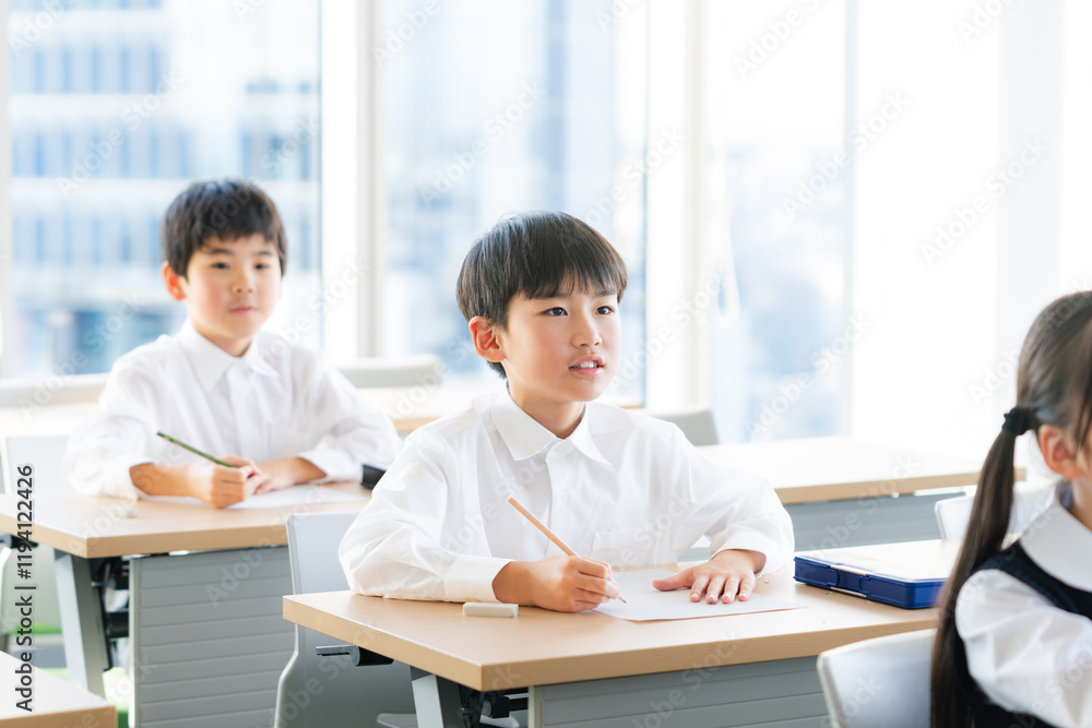 Fototapeta premium テストを受ける児童 撮影協力：学校法人電波学園 東京電子専門学校