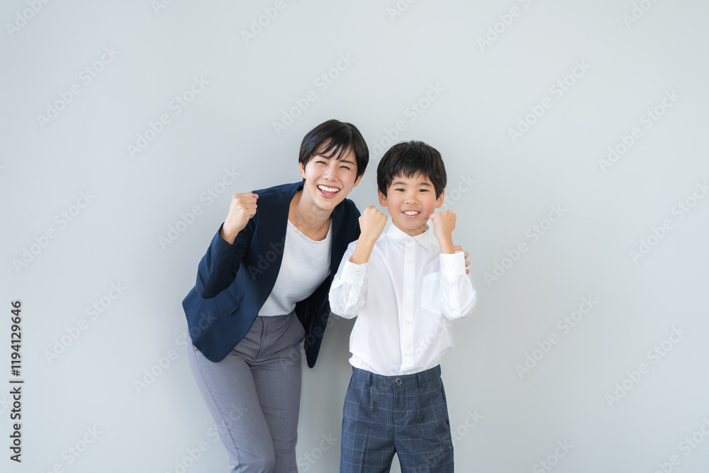 並んで立つ児童と先生 撮影協力:学校法人電波学園 東京電子専門学校 並んで立つ児童と先生 撮影協力:学校法人電波学園 東京電子専門学校