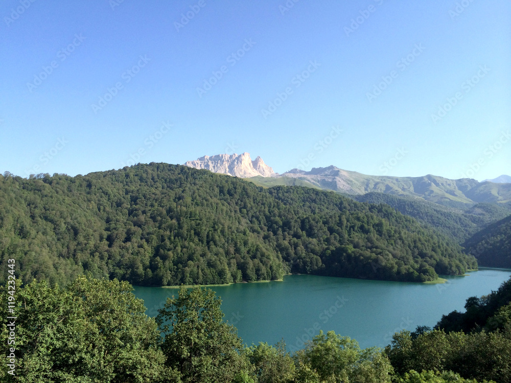 Obraz premium A beautiful blue lake surrounded by forests among the mountains