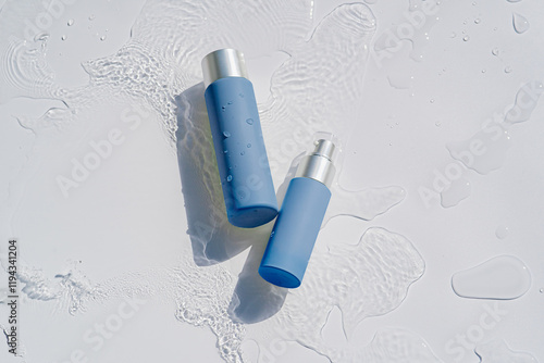 水背景に青いスキンケアボトル