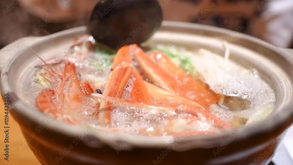 北海道でカニ鍋を食べるアジア人の女性 北海道でカニ鍋を食べるアジア人の女性