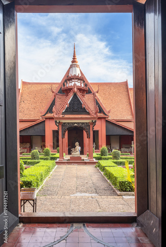 Foto Stone statue of the Leper King in the courtyard of The National Museum of Cambod