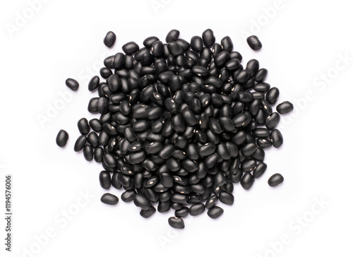 Fotografía Pile of black beans (Urad dal, black gram, vigna mungo bean) isolated on white background