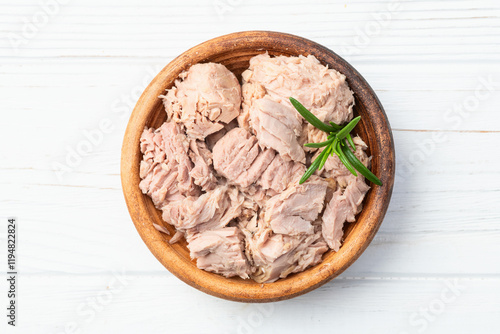 Foto Canned tuna in bowl photography . Top view