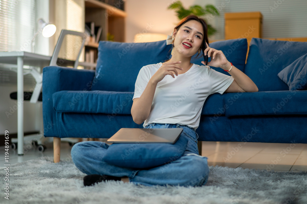 Obraz premium A woman is sitting on the floor in front of a blue couch