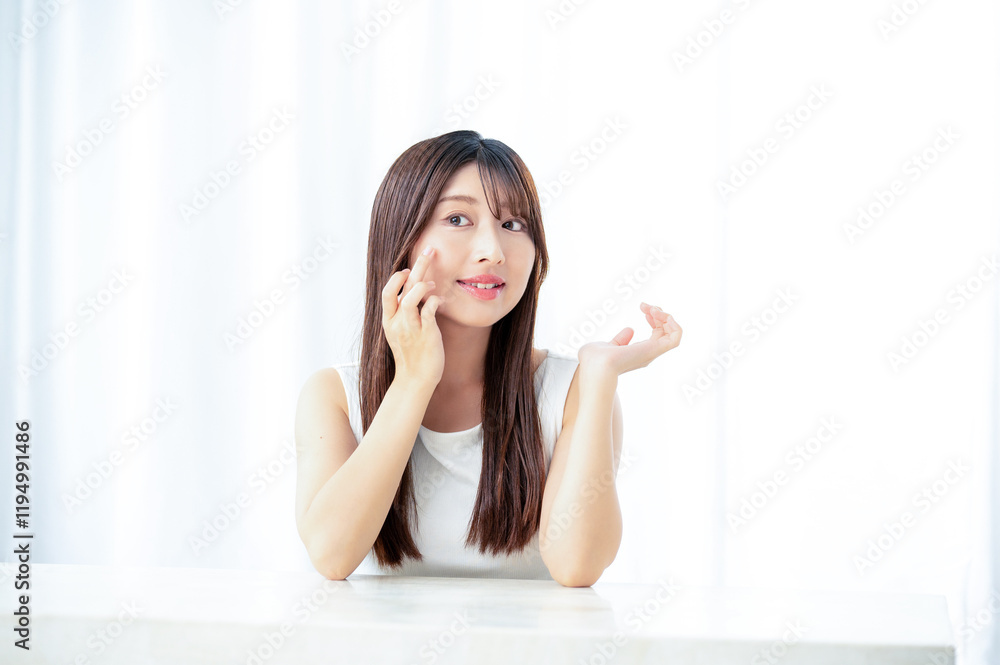 リビングで肌を触る日本人女性 リビングで肌を触る日本人女性
