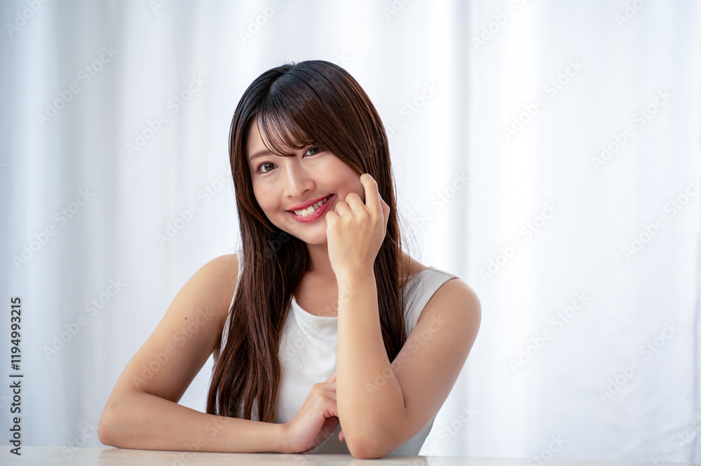 リビングで微笑む日本人女性