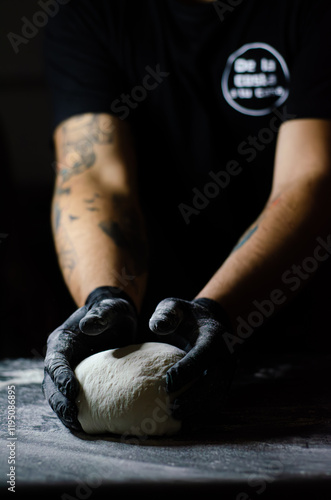 manos de hombre amasando masa de pizza