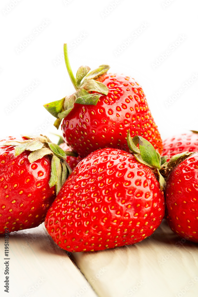 Fotografie strawberry on white wood background