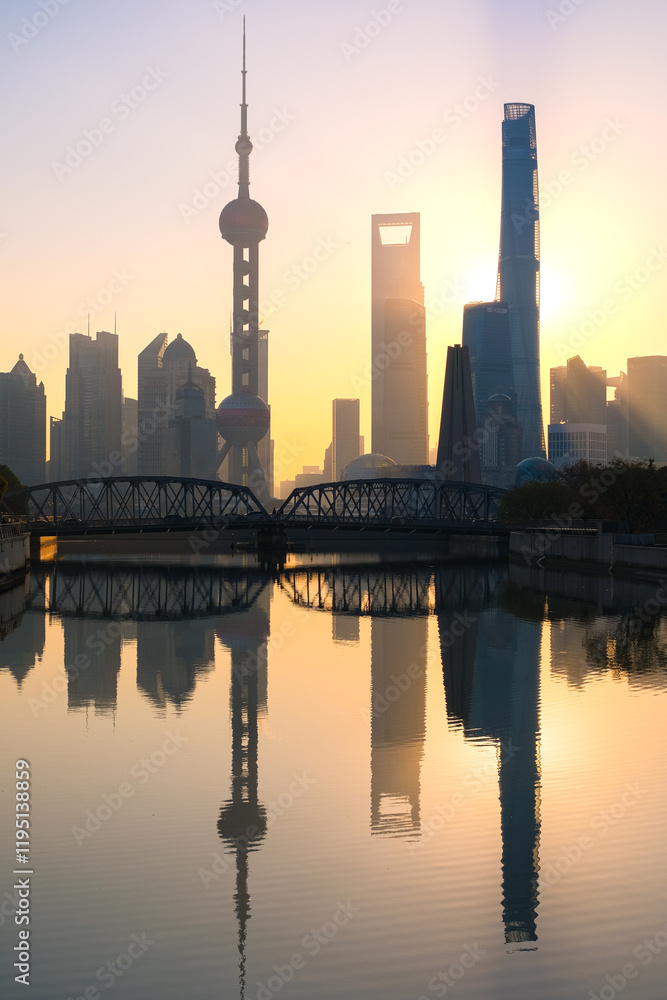 Naklejka premium 中国 上海市、早朝の浦東新区の超高層ビル群