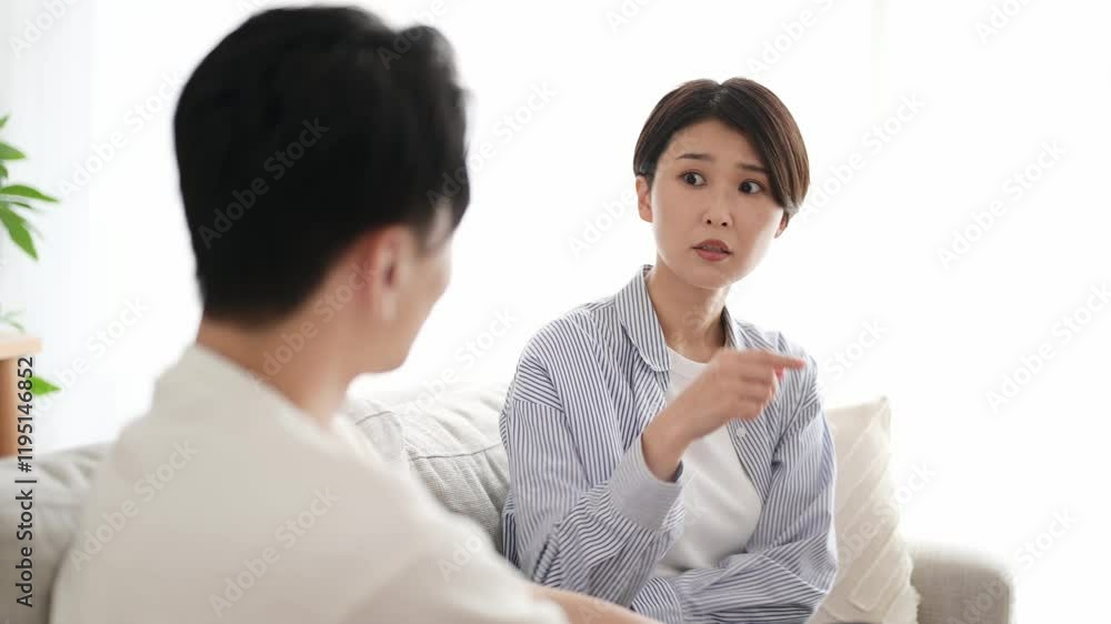 リビングで喧嘩をする日本人男女 リビングで喧嘩をする日本人男女