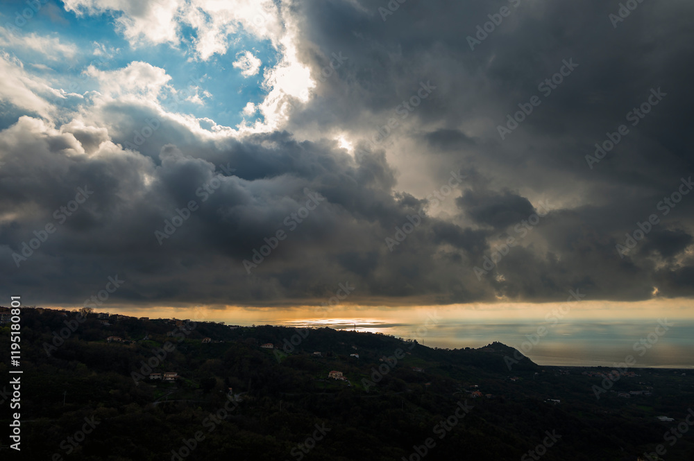 Obraz premium sunset over the Tyrrhenian Sea during a spring day with a cloudy sky, seen from Maierà, Cosenza