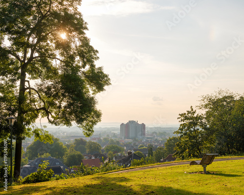 Blick auf das Klinikum Bielefeld im Morgenlicht