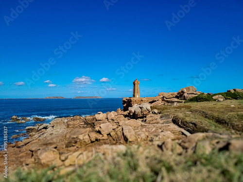 Der Leuchtturm von Ploumanac'h (Phare de Ploumanac'h) bei Perros-Guirec an der Kanalküste in Nordfrankreich photo