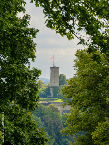 Sparrenburg in Bielefeld eingerahmt von Sommerlaub
