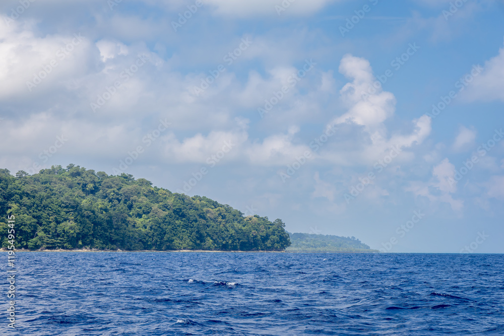 Obraz premium island view with serene ocean surface with bright blue sky view