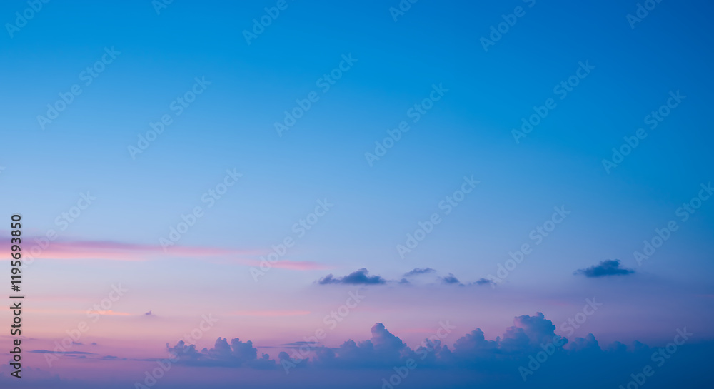 Fototapeta premium Serene Sunset Sky: Pastel Hues and Soft Cloudscape