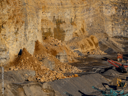 Abbau von Baumaterialien im Kalksteinbruch photo