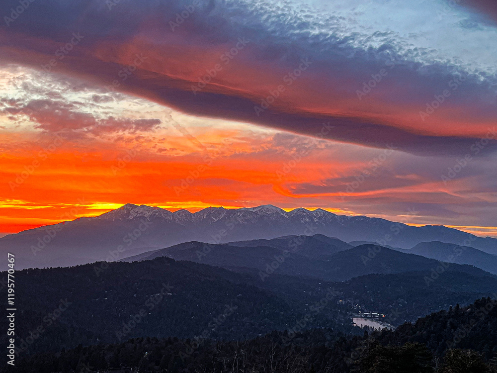 Fototapeta premium sunset over the mountains with pink clouds