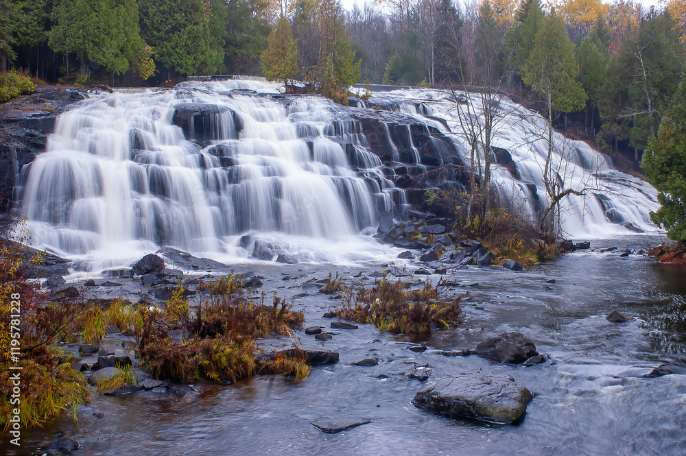 Obraz premium waterfall in autumn forest