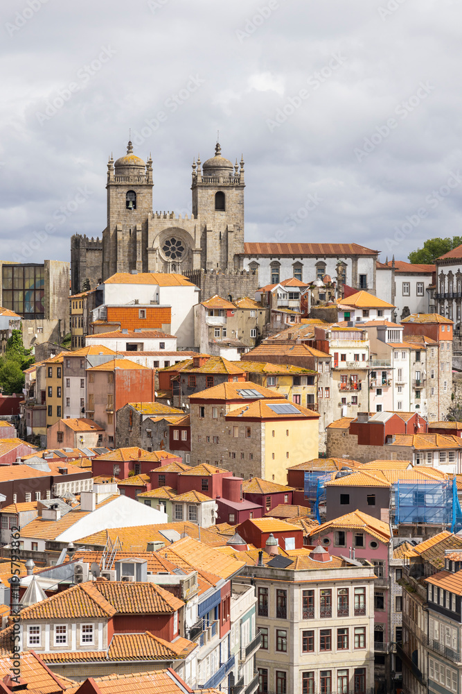 Fototapeta premium Portugal, Porto. The Porto Cathedral and traditional tile roofs.
