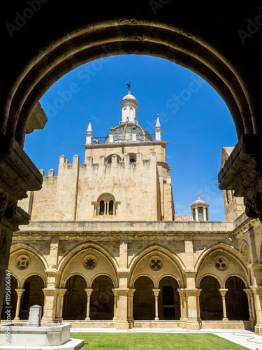 Obraz na płótnie Gothic cloister in the famous Romanesque Old Cathedral or Se Velha (12th Century) of Coimbra, Portugal. w salonie