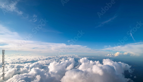 Un cielo azul sobre las nubes photo